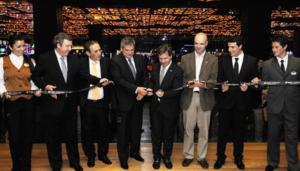Cecilia Lalinde, croupier Conrad; Antonio Martinez, presidente del directorio Enjoy; Patricio Pradel Elgueta, embajador de Chile en Uruguay, Javier Martínez, vice presidente ejecutivo Enjoy, Félix de Vicente, ministro de Economía, Fomento y Turismo de Chile, Antonio Carámbula, subsecretario de Turismo y Deporte; Juan Eduardo García, gerente general de Conrad y Gabriel Vassena, host de sala vip de Conrad