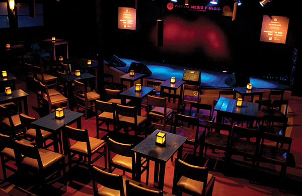 Maravillosa decoración y espacio para disfrutar de cada show que brindan en Medio y MEdio