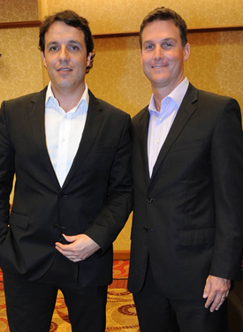 Juan Eduardo García (Conrad) junto a John Connelly (Bally)