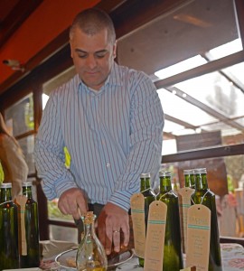 Santiago Cruz director de Aceite de Oliva Cruz del Sur preparando el pan para la degustación