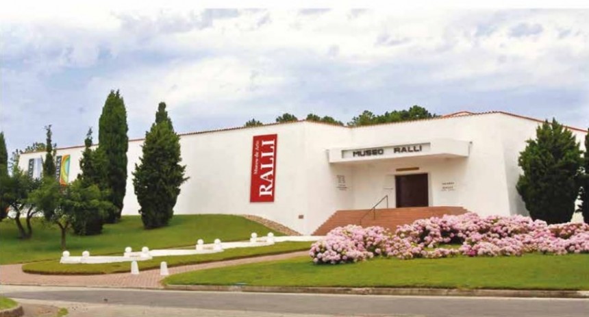 Un museo con exposiciones permanentes y temporales