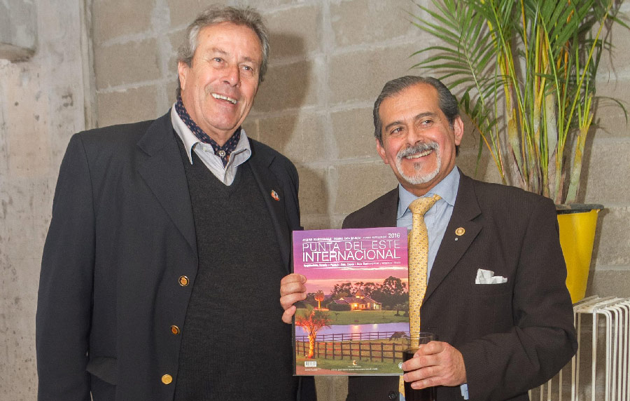 El Intendente de Maldonado, Ing. Enrique Antía, y el Presidente de Board of Governors, Dr, Daniel Reta, junto a la Edición 2016 del Anuario Coleccionable Punta del Este Internacional