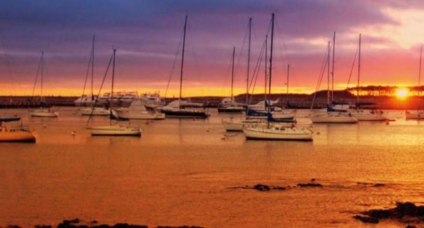 Típica postal del balneario: los encantadores atardeceres en Punta del Este.