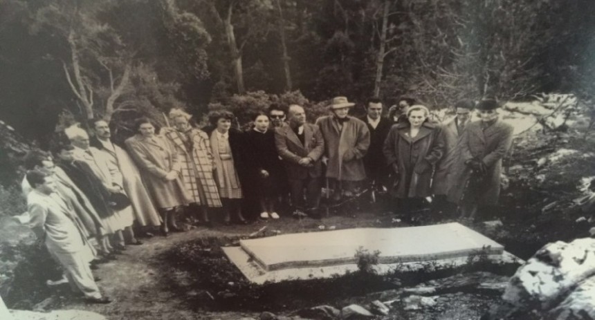 La tumba de Don Antonio Lussich, ubicada frente a su antigua casona de veraneo…